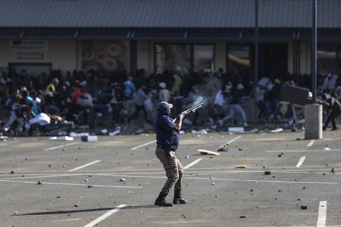 África do Sul, morre 68 pessoas em conflitos de rua.