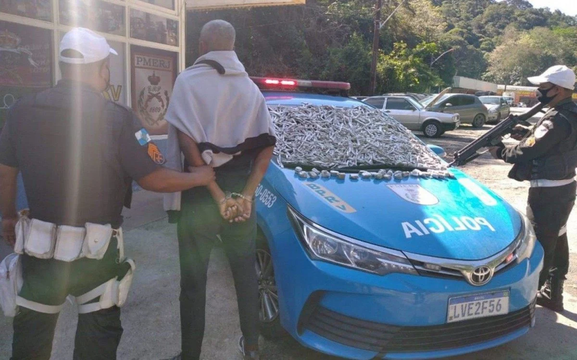 SAQUAREMA, RJ – Homem preso na serra do Matogrosso com carregamento de drogas.