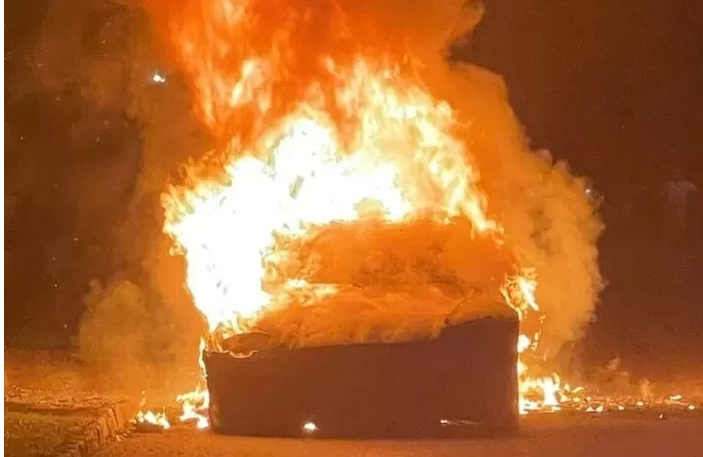 Carro da Tesla de 650 mil reais e com 3 dias de uso explode com o dono dentro.