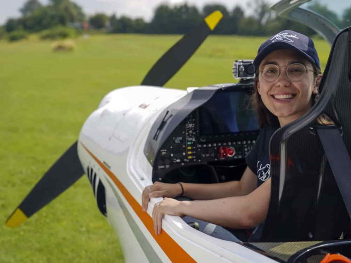 Mulher vai dar a volta ao mundo, sozinha, em um avião